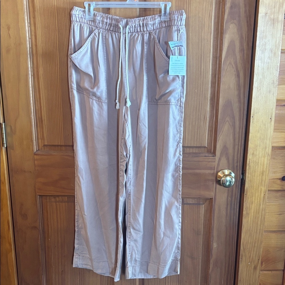 Woman’s Tan Casual Pants - Picture 1 of 7